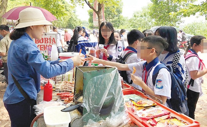 Hà Nội ra quân kiểm tra an toàn thực phẩm trường học, quyết “đẩy lùi” gánh hàng rong